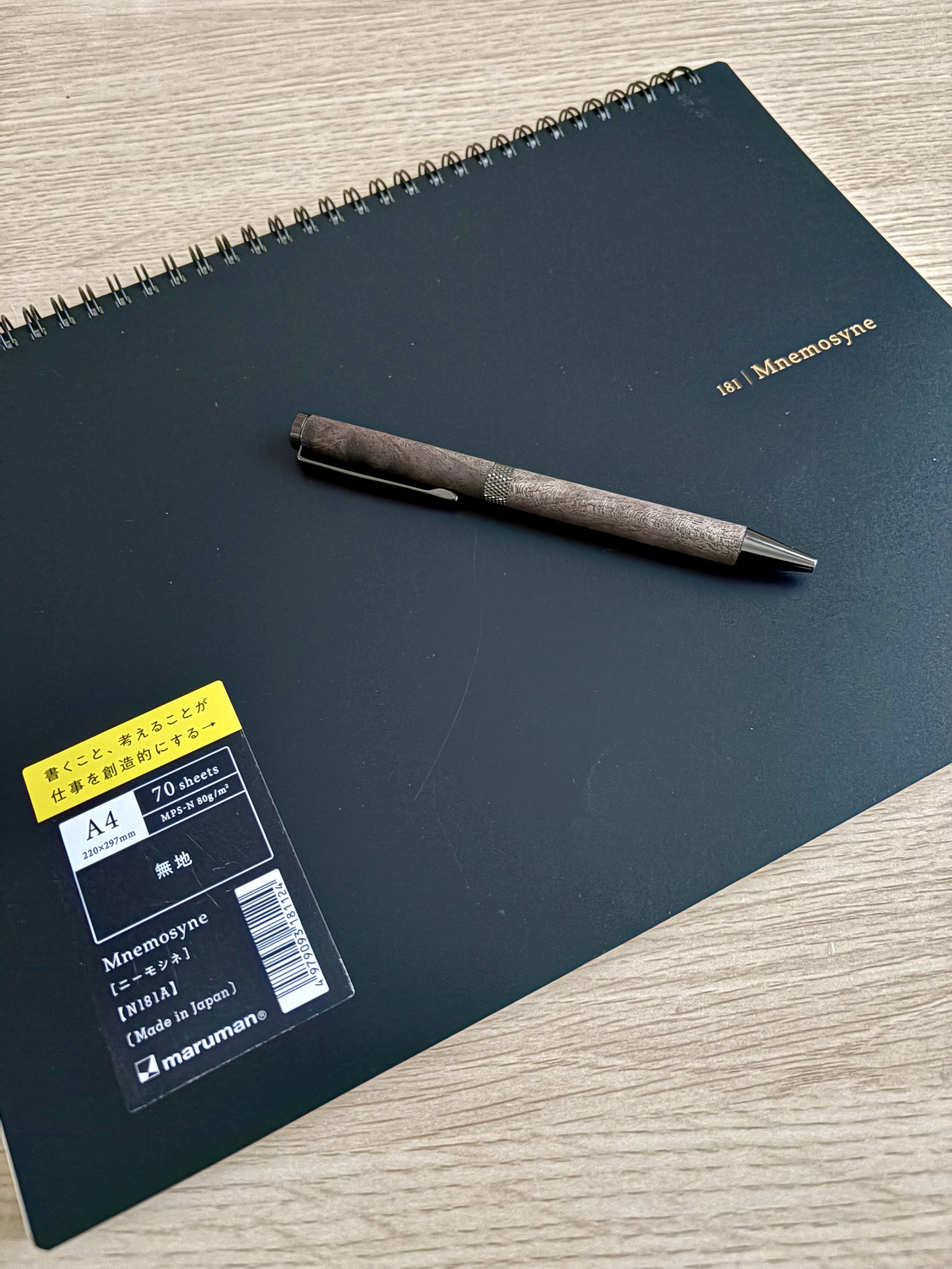 ノートと木綴のペン